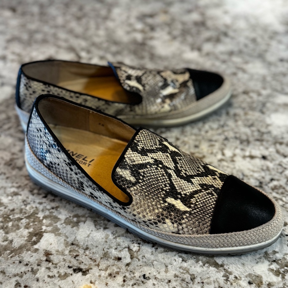 Vaneli Snakeskin Pattern Loafers - Black‎ and Gray